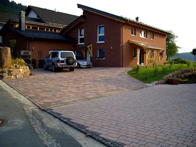 Fachgerecht gepflasterte Grundstückszufahrt und Vorplatz in Ziegeloptik